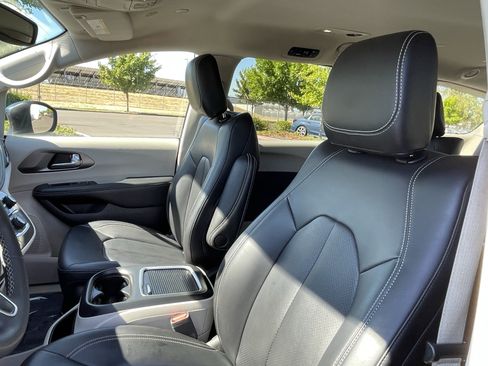 Used 2023 Chrysler Pacifica Touring-L FWD image 19
