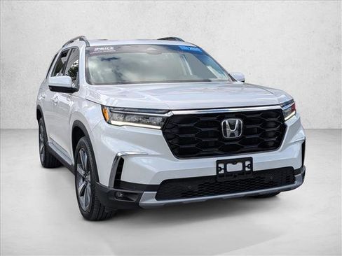 Certified 2025 Honda Pilot Touring image 3