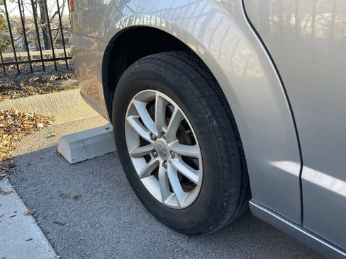 Used 2019 Dodge Grand Caravan SXT image 9