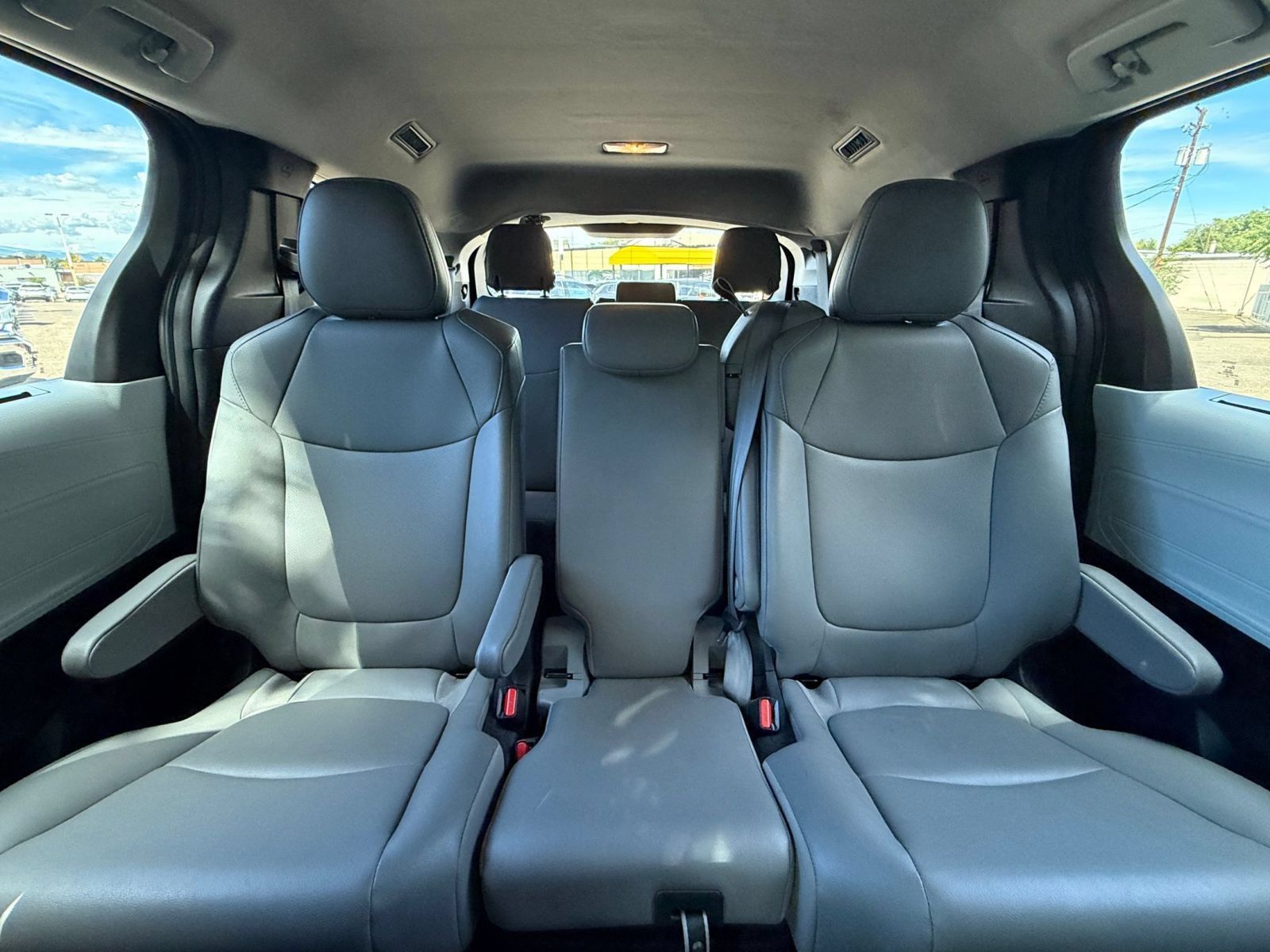 Used 2025 Toyota Sienna XLE FWD image 39