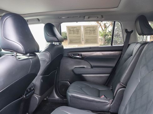 Used 2021 Toyota Highlander Platinum image 19