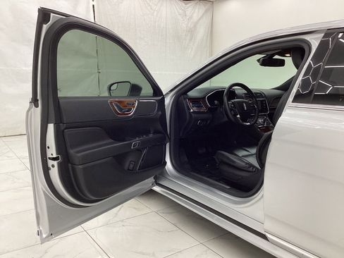 Used 2017 Lincoln Continental Premiere image 16