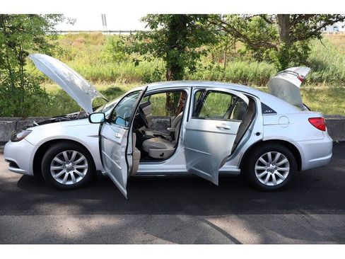 Used 2011 Chrysler 200 Touring image 17