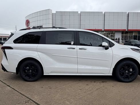 New 2026 Toyota Sienna XLE Woodland Edition AWD/4WD image 6