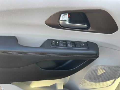 Used 2017 Chrysler Pacifica Touring-L w/ Tire & Wheel Group FWD image 8