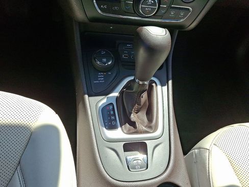 Used 2017 Jeep Cherokee Overland w/ Technology Group AWD/4WD image 16