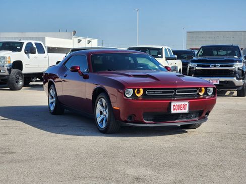 Used 2022 Dodge Challenger SXT RWD image 3