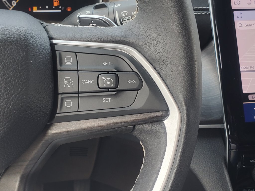 Used 2023 Jeep Grand Cherokee L Limited AWD/4WD image 14