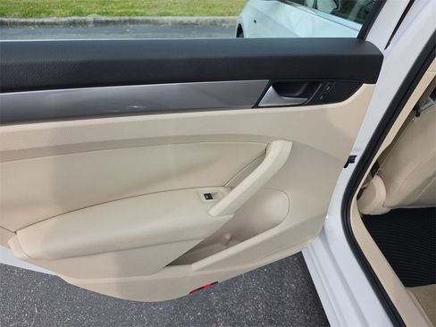 Used 2015 Volkswagen Passat 1.8T Limited Edition image 9