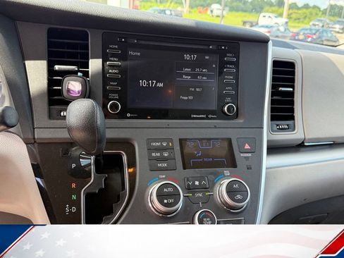 Used 2019 Toyota Sienna LE FWD image 10