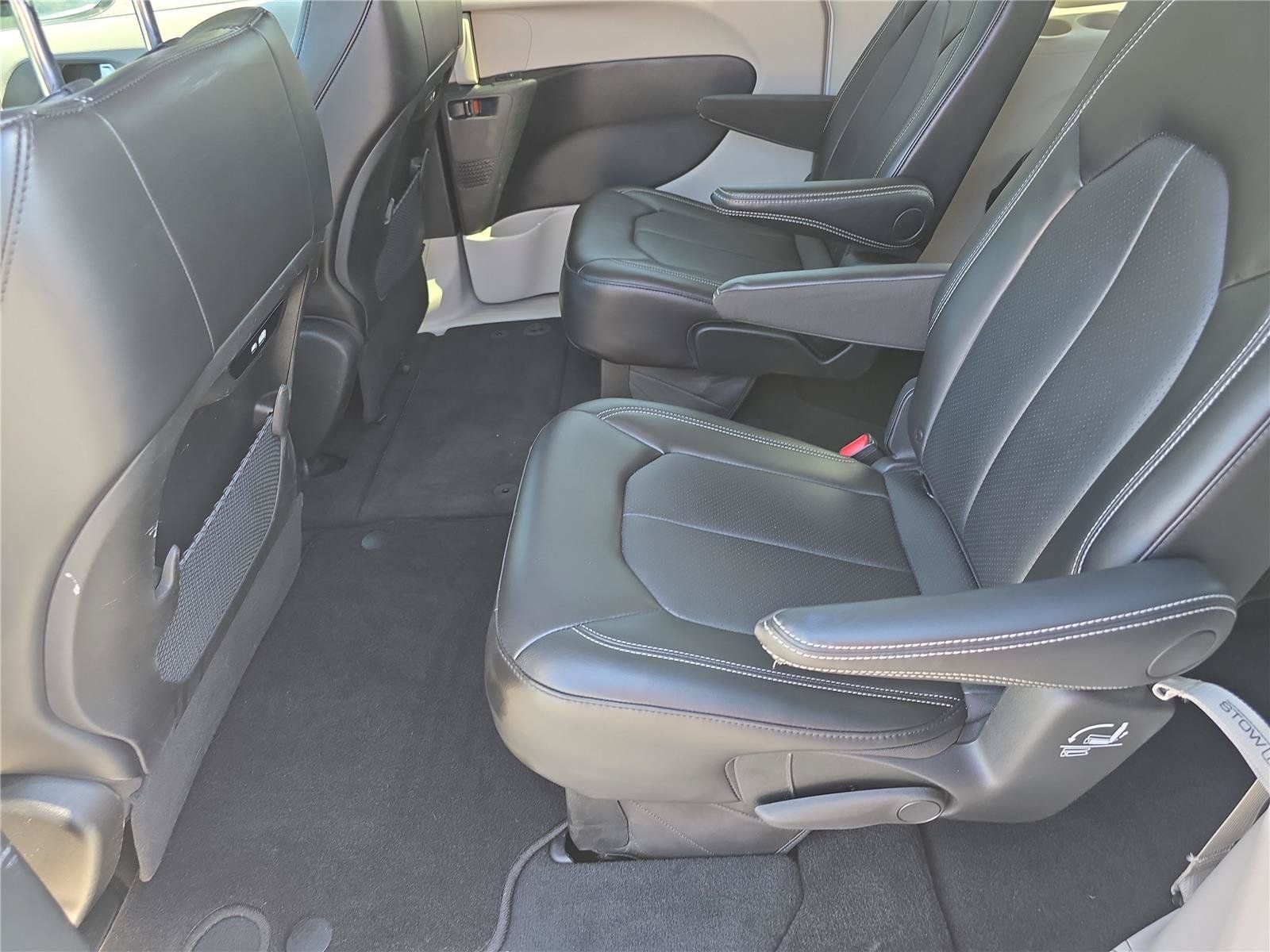 Used 2024 Chrysler Pacifica Touring-L FWD image 14