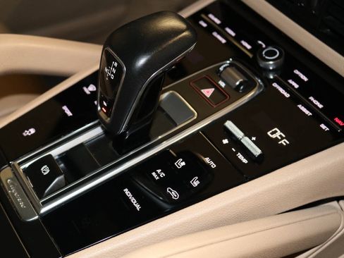 Used 2020 Porsche Cayenne Turbo AWD/4WD image 58