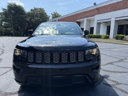 Used 2019 Jeep Grand Cherokee Altitude AWD/4WD image 9