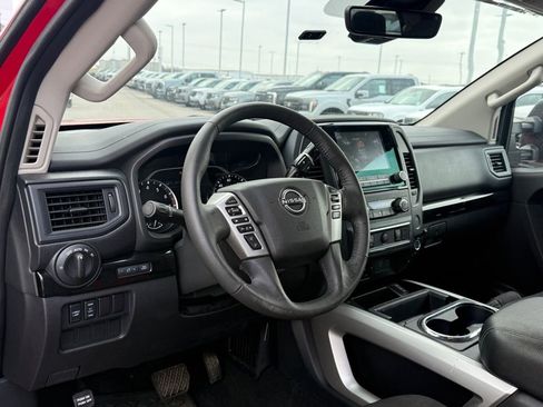 Used 2024 Nissan Titan SV w/ SV Convenience Package image 5
