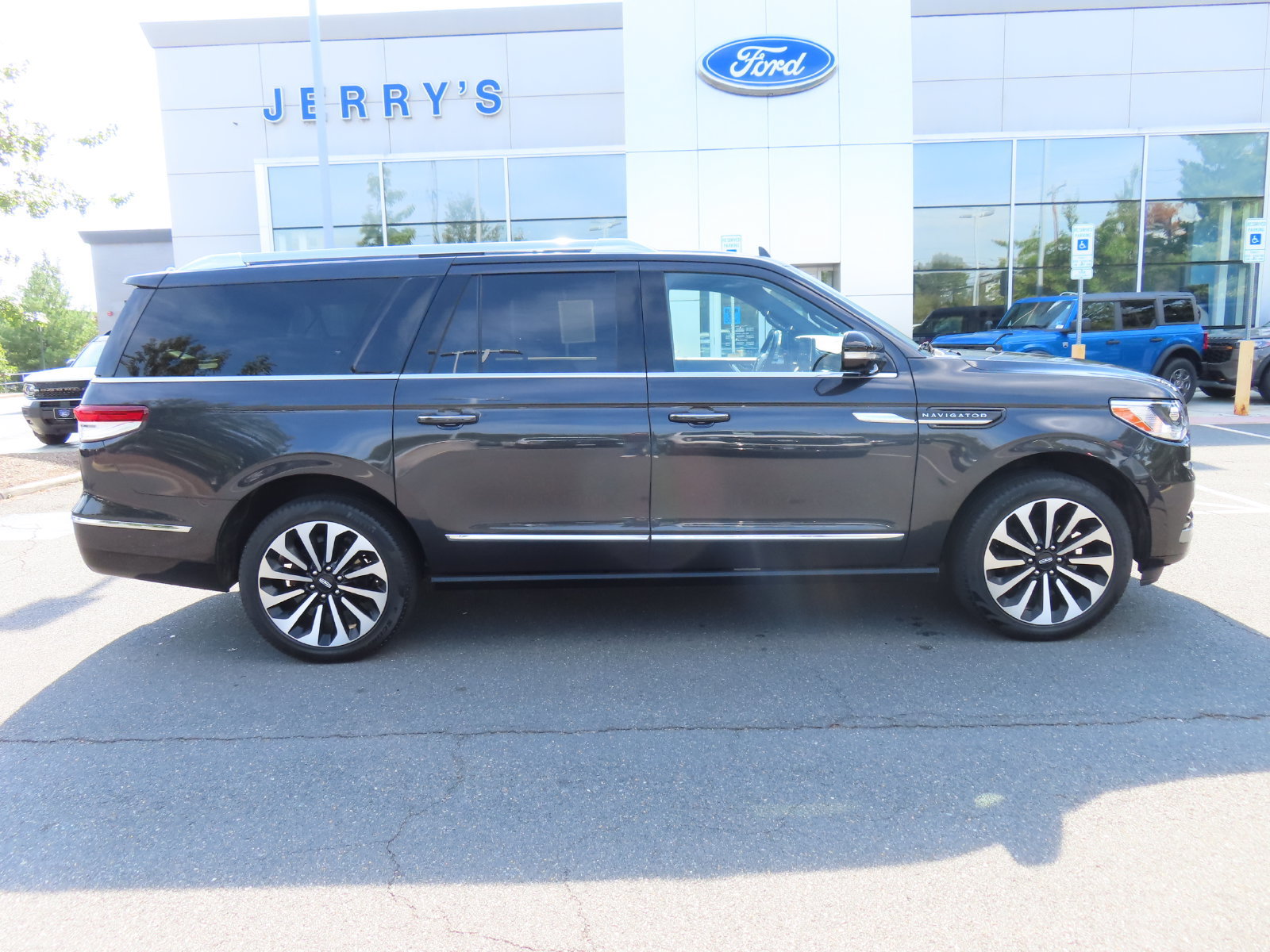 Used 2024 Lincoln Navigator L Reserve AWD/4WD image 4