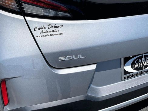 Used 2025 Kia Soul LX w/ LX Technology Package FWD image 8