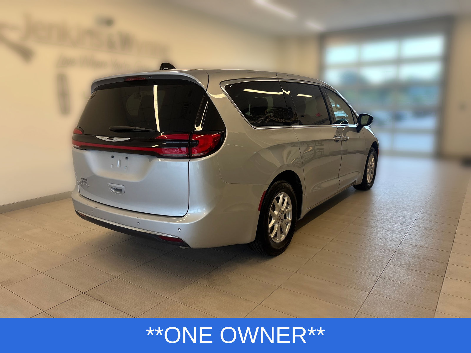 Used 2024 Chrysler Pacifica Touring-L FWD image 2