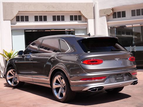 Used 2023 Bentley Bentayga Extended Wheelbase AWD/4WD image 3