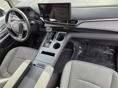 Used 2025 Toyota Sienna XLE image 19