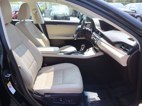 Used 2016 Lexus ES 350 w/ Ultra Luxury Package FWD image 9