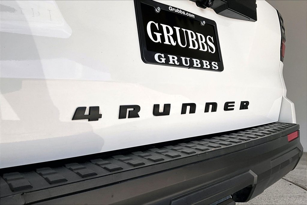 Used 2025 Toyota 4Runner SR5 AWD/4WD image 38