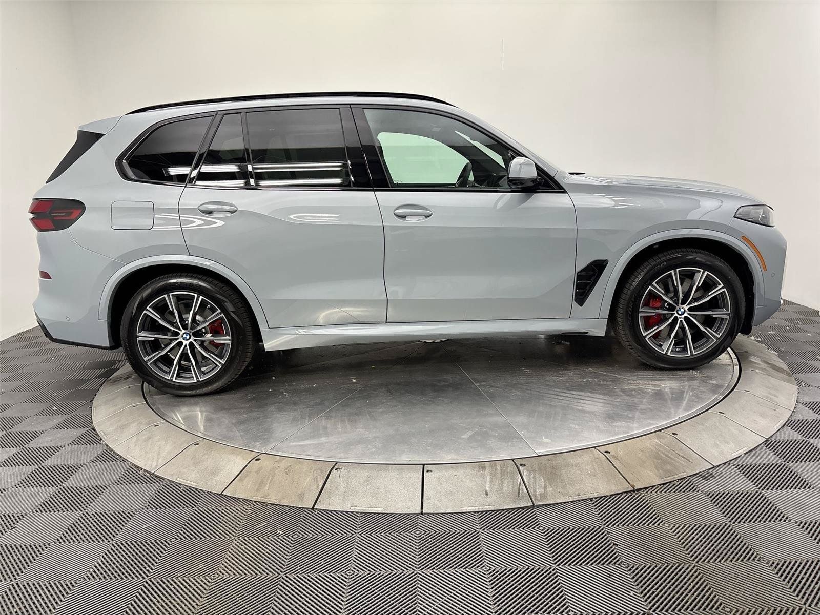 New 2026 BMW X5 xDrive50e w/ M Sport Package AWD/4WD image 17