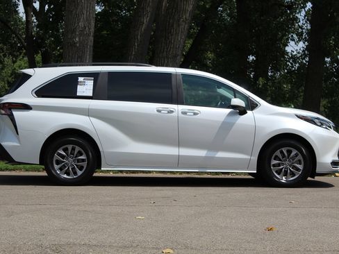 Used 2024 Toyota Sienna XLE FWD image 9
