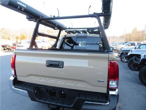 Used 2017 Toyota Tacoma TRD Off-Road w/ Tow Package (A/T) image 16