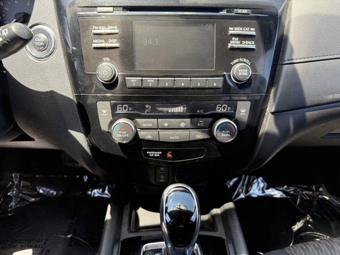 Used 2017 Nissan Rogue SV AWD/4WD image 25