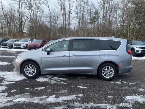 Used 2020 Chrysler Voyager LX image 9