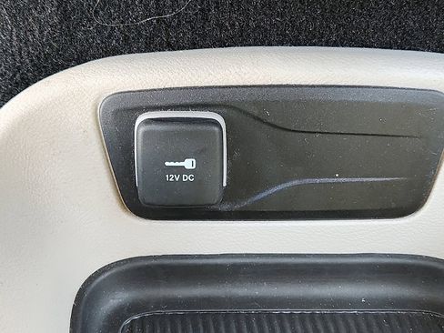 Used 2024 Chrysler Pacifica Limited FWD image 25