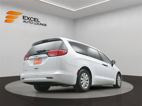 Used 2021 Chrysler Voyager L image 38