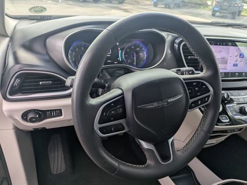 Used 2023 Chrysler Pacifica Touring-L image 14