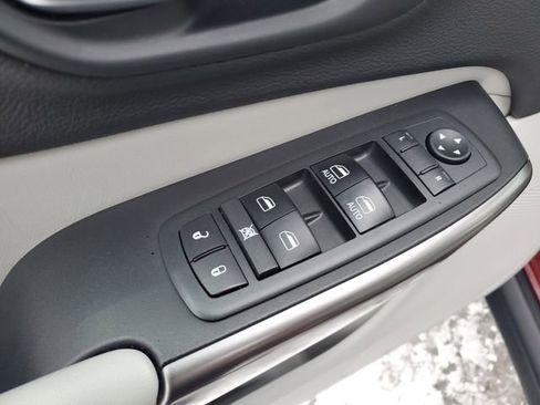 Certified 2019 Jeep Cherokee Limited w/ Luxury Group image 11