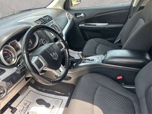 Used 2019 Dodge Journey SE w/ Connectivity Group FWD image 11