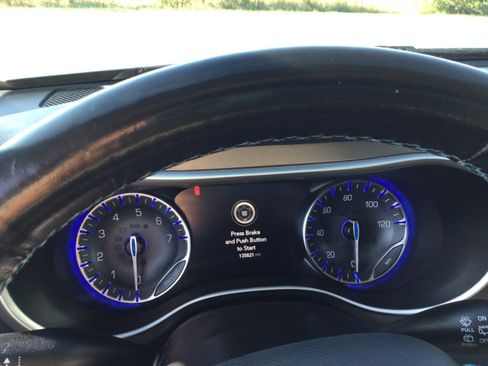 Used 2021 Chrysler Pacifica Touring-L image 19