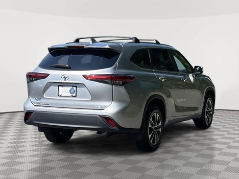 Used 2023 Toyota Highlander XLE AWD/4WD image 6