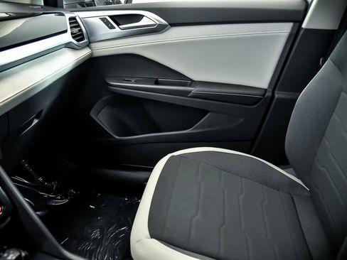 New 2026 Volkswagen Taos SE AWD/4WD image 16