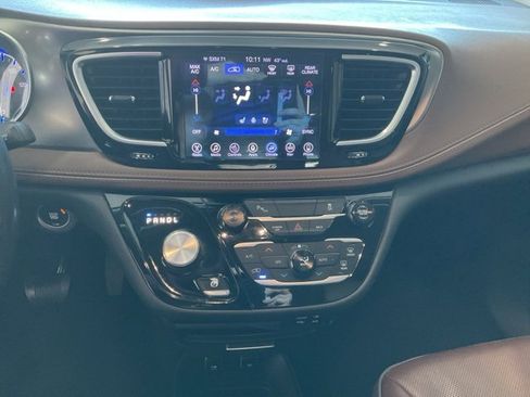 Used 2017 Chrysler Pacifica Limited image 15