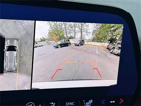 Used 2024 Chevrolet Traverse Z71 image 12