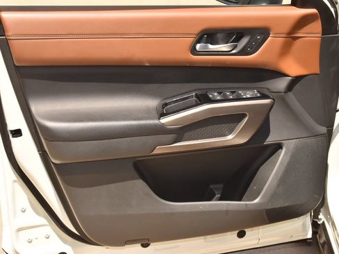 Used 2024 Nissan Pathfinder Platinum FWD image 40