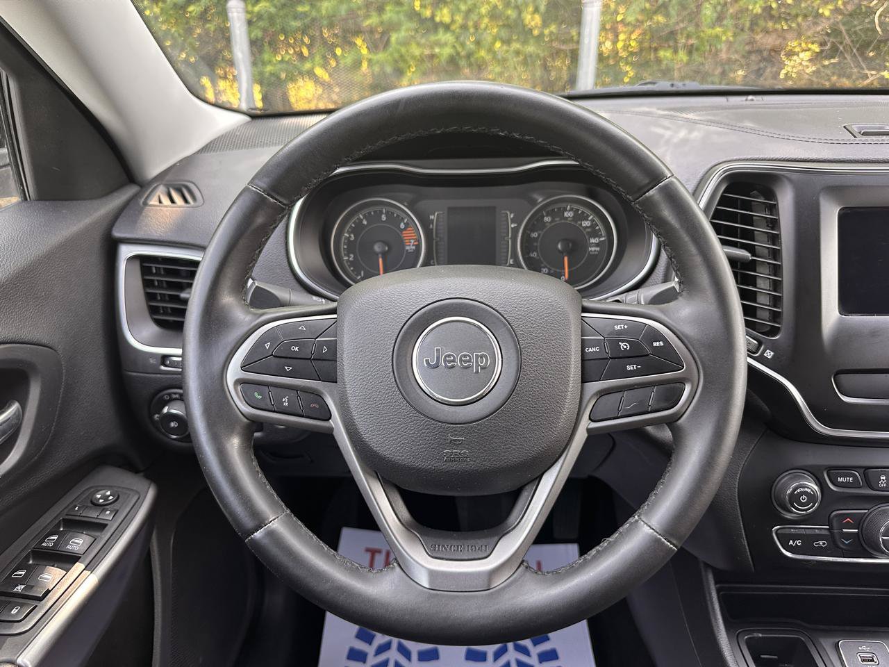 Used 2019 Jeep Cherokee Latitude Plus w/ Comfort/Convenience Group FWD image 18