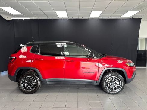 Used 2025 Jeep Compass Trailhawk AWD/4WD image 2