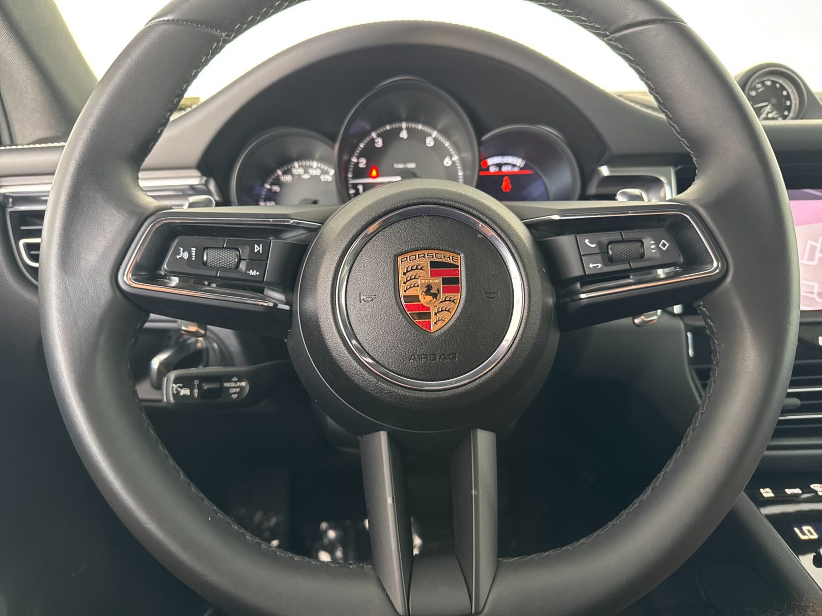 Certified 2025 Porsche Macan AWD/4WD image 25