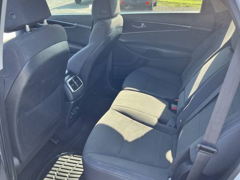 Used 2017 Kia Sorento FWD image 9