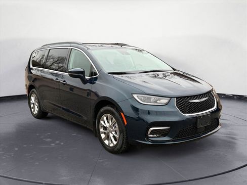 Used 2022 Chrysler Pacifica Touring-L image 8