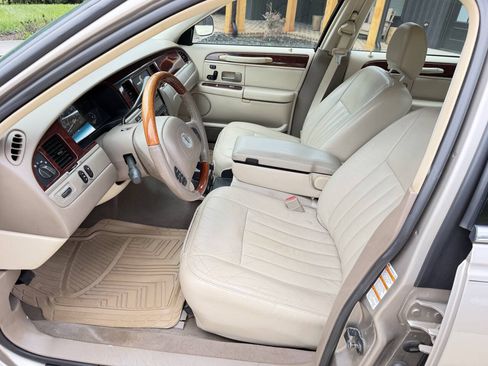 Used 2003 Lincoln Town Car Signature RWD image 8