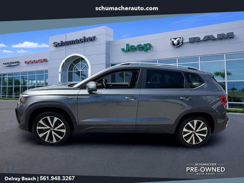Used 2023 Volkswagen Taos SE w/ Panoramic Sunroof Package FWD image 4