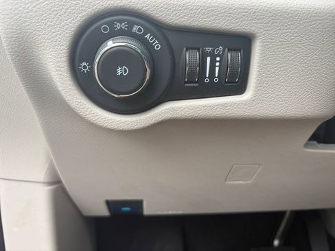 Certified 2024 Chrysler Pacifica Touring-L image 31