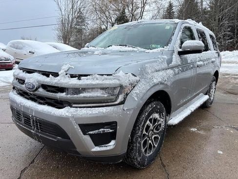 Used 2024 Ford Expedition XLT image 3